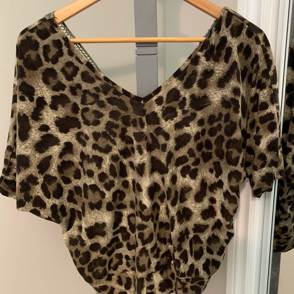 🌺 3/$30 YDE | Super Soft Leopard Print Top - Picture 1 of 3